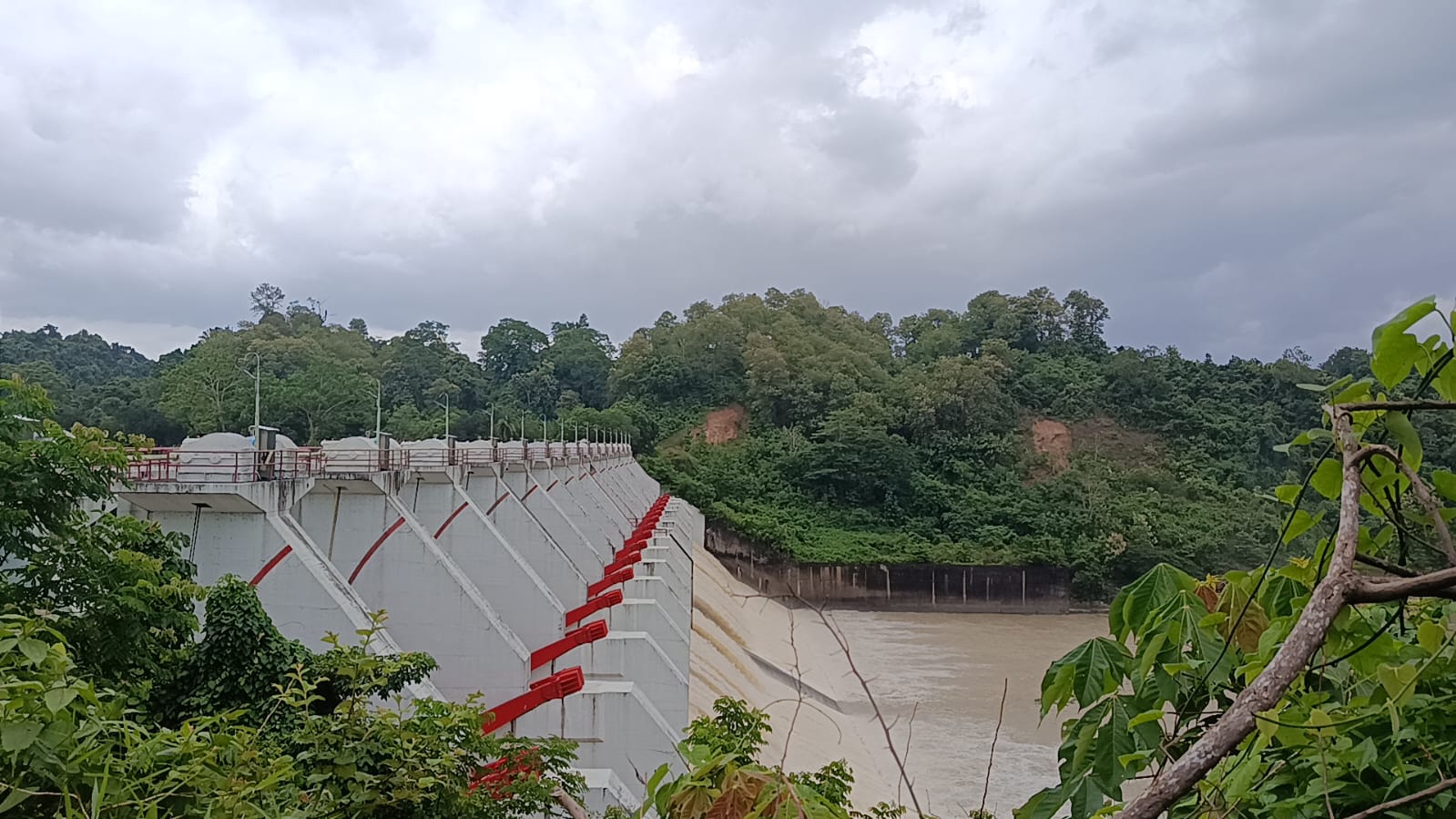পানি বাড়ায় কাপ্তাই বাঁধের ১৬টি গেইট খুলে দেওয়া হলো