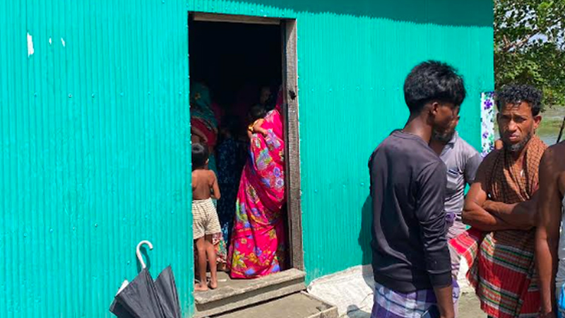 জোয়ারের পানিতে বিচ্ছিন্ন জনপদ, চিকিৎসার অভাবে প্রসূতির মৃত্যু