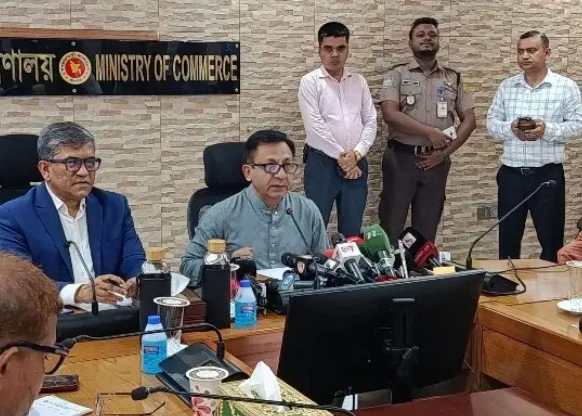 চলমান অর্থবৎসরে রপ্তানি আয়ের লক্ষ্য ৬৩ দশমিক ৪ বিলিয়ন ডলার নির্ধারণ