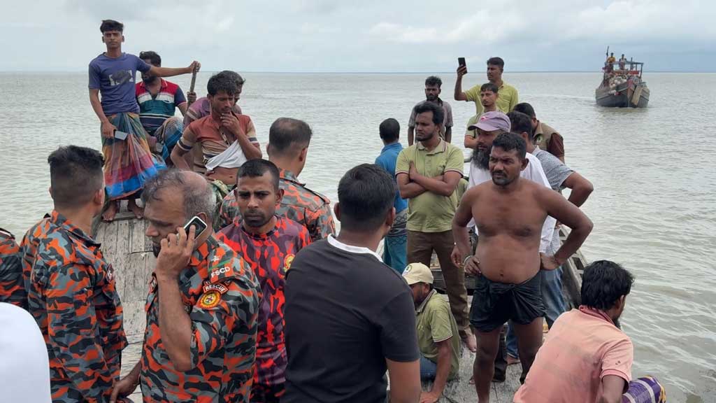 পাথরঘাটায় বন বিভাগের ট্রলারডুবি, শ্রমিক নিখোঁজ