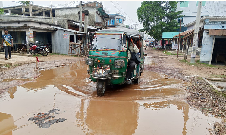 জীবননগর-মহেশপুর রাস্তার সংস্কার কাজ তিন বছর পরও সম্পন্ন হয়নি