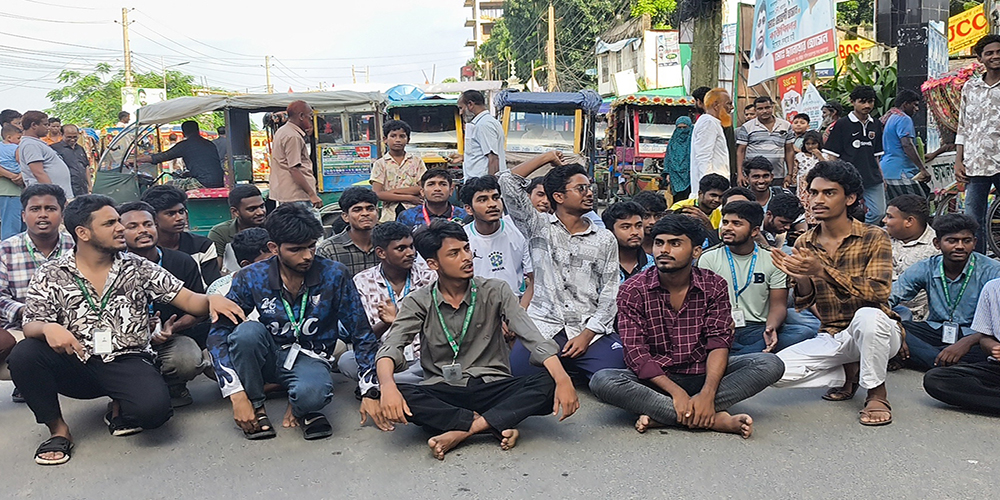 আমরা পানিতে, মন্ত্রী কেন এসিতে: জামালপুরে শিক্ষার্থীরা