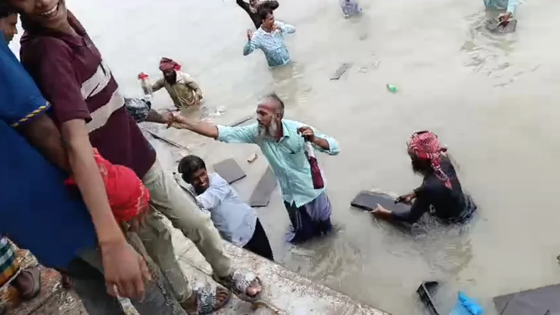 প্রধানমন্ত্রীর কর্মসূচিতে যাওয়ার পথে ডুবোচরে আটকাল লঞ্চ, পরে ডুবল ট্রলার