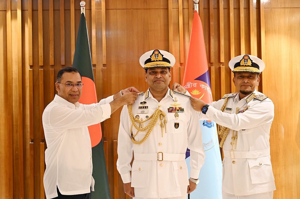 নৌবাহিনীর নতুন প্রধান গ্রহণ করেন ভাইস অ্যাডমিরাল পদমর্যাদা প্রধানমন্ত্রীর কাছ থেকে