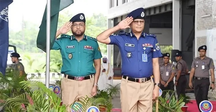 গাঢ় নীল-হালকা জলপাই শার্টের সঙ্গে খাকি প্যান্ট