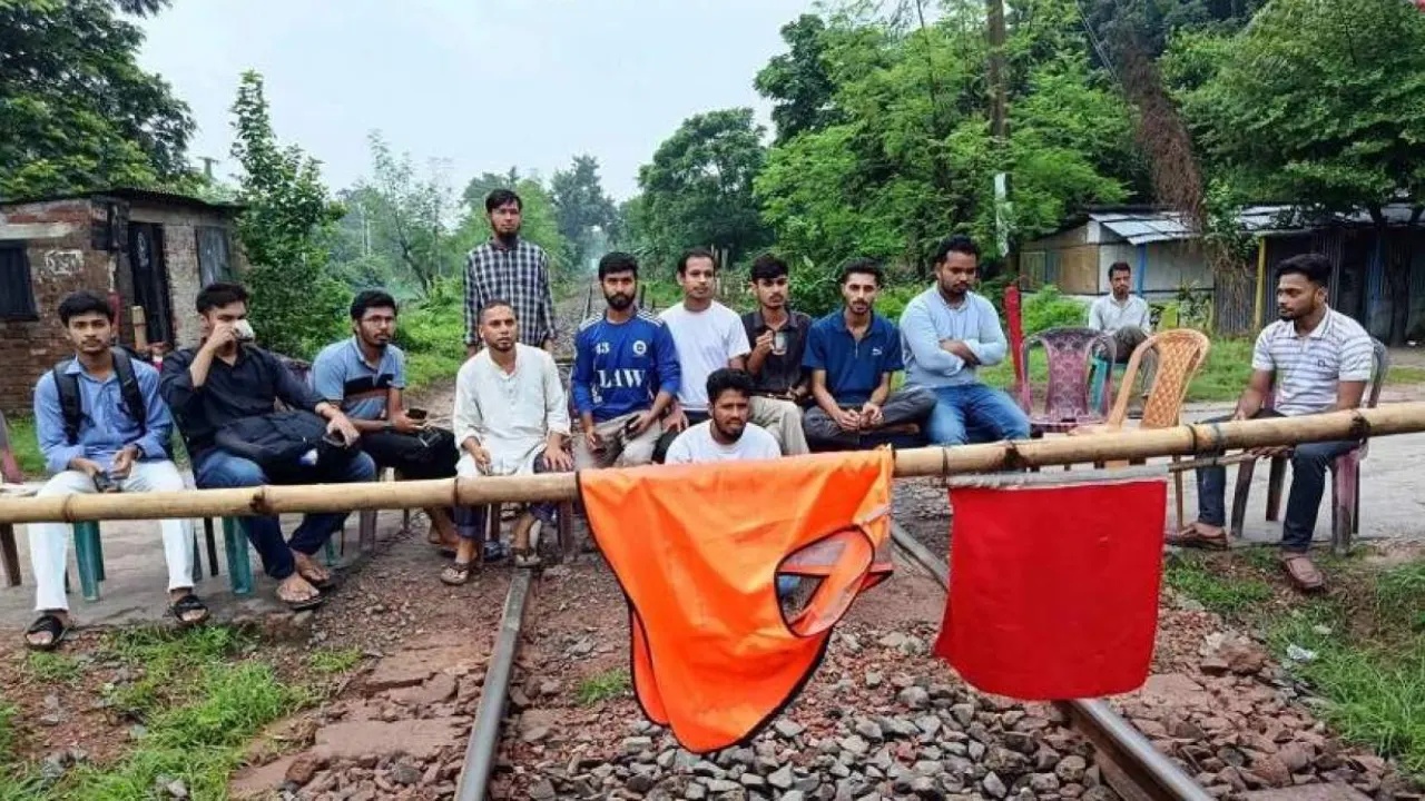 রাজশাহী বিশ্ববিদ্যালয়ের শিক্ষার্থীদের প্রতিবাদে দেশব্যাপী রেল সেবা ব্যাহত