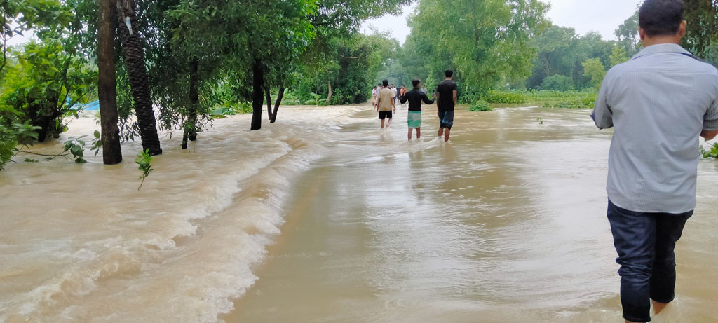 তিন নদীর পানি বিপৎসীমার ওপরে