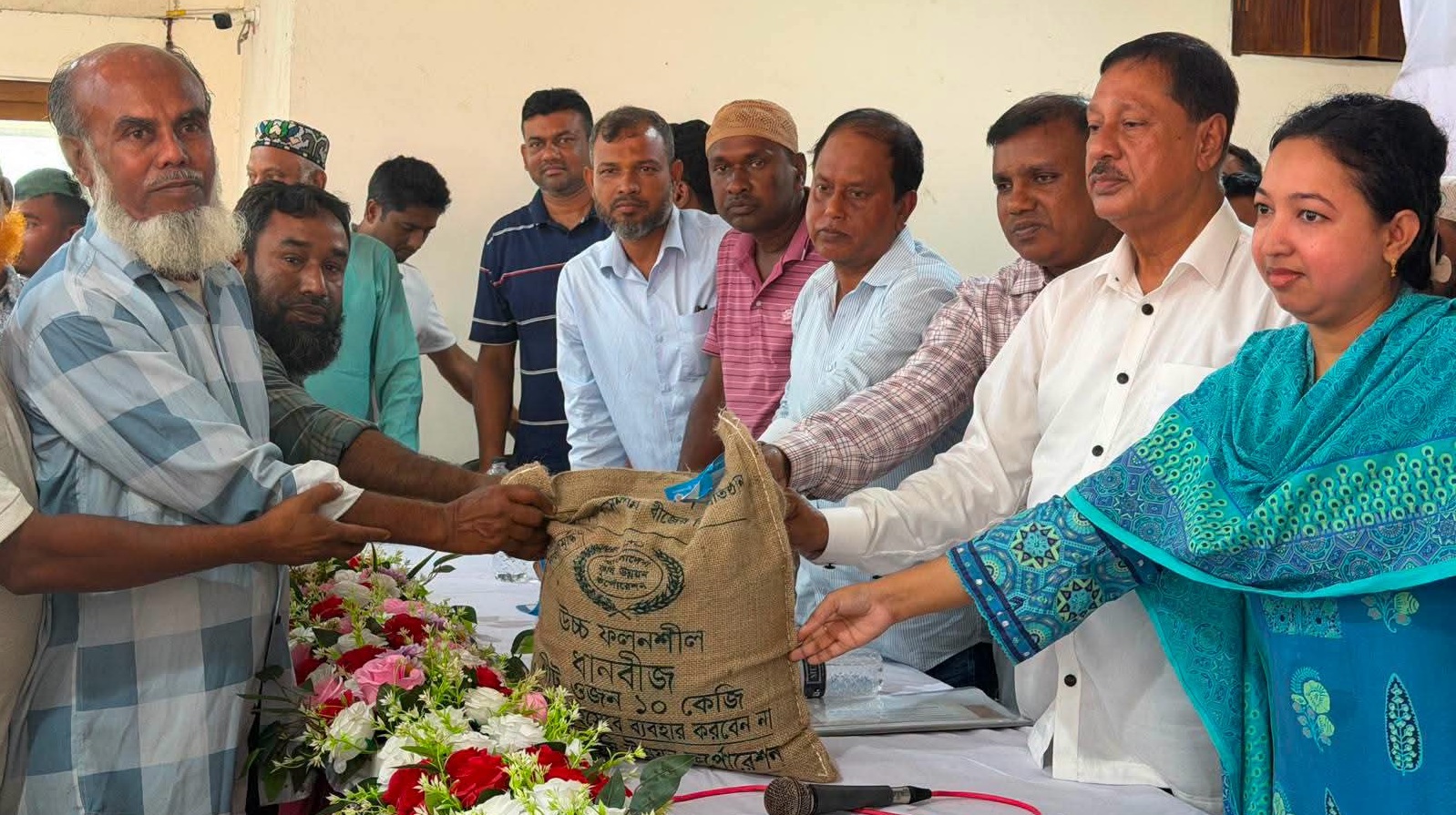 কটিয়াদীতে কৃষকদের মাঝে বিনামূল্যে সার ও আমন বীজ বিতরণ