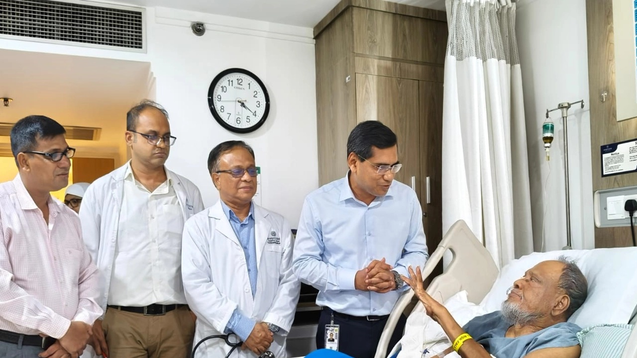 প্রধানমন্ত্রীর প্রতিনিধি হাসপাতালে দেখে এলেন রফিকুল ইসলাম মিয়াকে