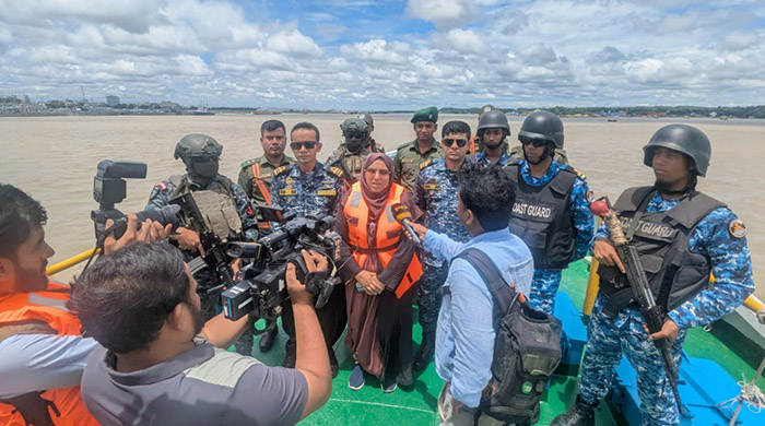 চট্টগ্রাম বন্দরে পণ্য খালাসে জালিয়াতি ও অবৈধ মজুত রুখতে নৌবাহিনী ও কোস্টগার্ডের অভিযান
