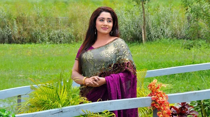 আওয়ামী লীগের মনোনয়ন ফরম কিনলেন কণ্ঠশিল্পী ইভা