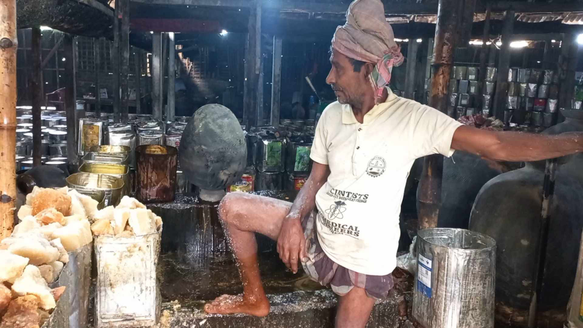 কুষ্টিয়ায় বিষাক্ত রাসায়নিক ও চিনি দিয়ে তৈরি হচ্ছে গুড়, মালিক লাপাত্তা