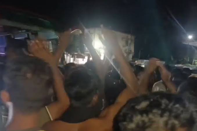 গ্যাস সংকটে লক্ষ্মীপুরের চালকরা প্রধান মহাসড়ক অবরোধ করেন