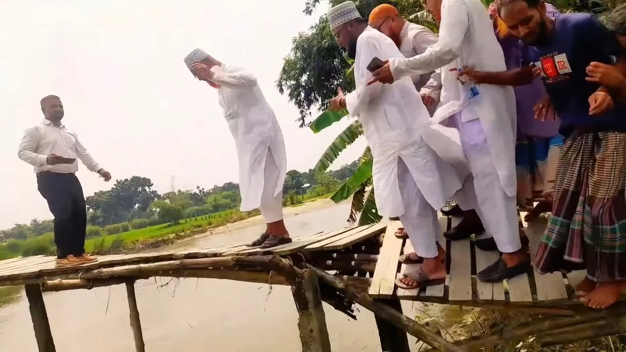 ডিমলায় ঝুঁকিপূর্ণ কাঠের সেতু ভেঙে এমপি ও নেতাকর্মীদের ভোগান্তি