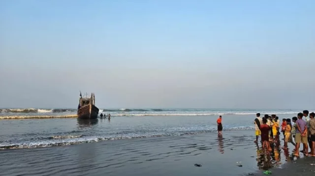 টেকনাফের শাহপরীর দ্বীপ সংলগ্ন সমুদ্রে ডুবে যায় নৌকা, বাঁচে ১৮ জনের প্রাণ