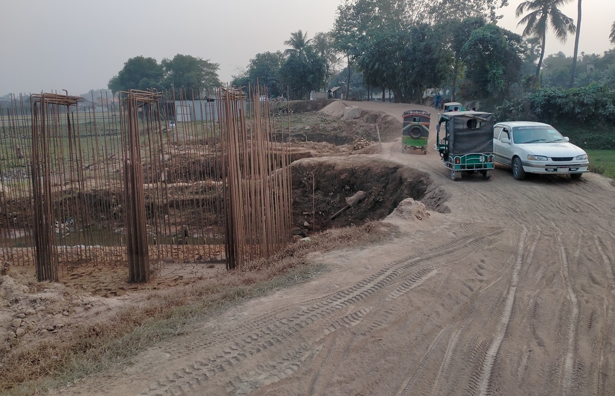 ধামরাইয়ে সেতু নির্মাণে গড়িমসি, উধাও ঠিকাদার