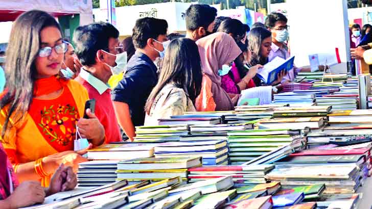 বইমেলায় ভিড় থাকলেও কেনাবেচায় ধীরগতি