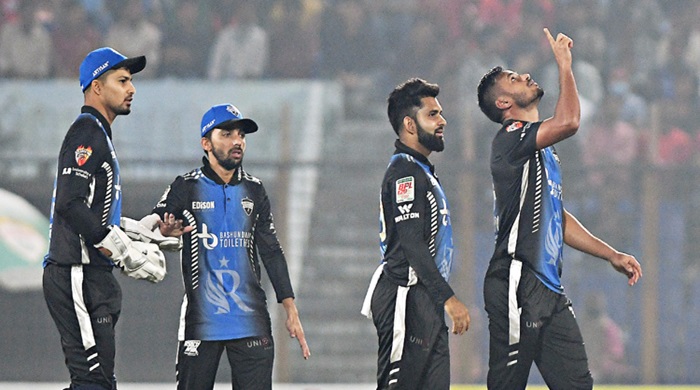 রংপুর রাইডার্সের শ্বাসরুদ্ধকর জয়: বরিশালের বিপক্ষে ১ উইকেটে জয়ী