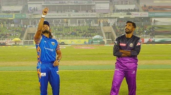 বিপিএলে চট্টগ্রামের বিপক্ষে বোলিংয়ে খুলনা