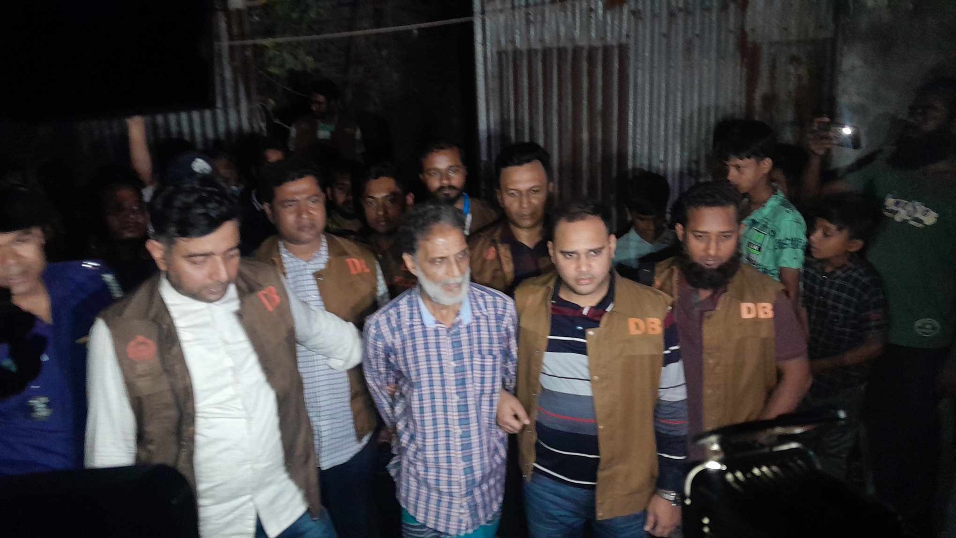 নারায়ণগঞ্জে বাড়ির ভেতর অবৈধ অস্ত্র তৈরির কারখানা, আটক ১