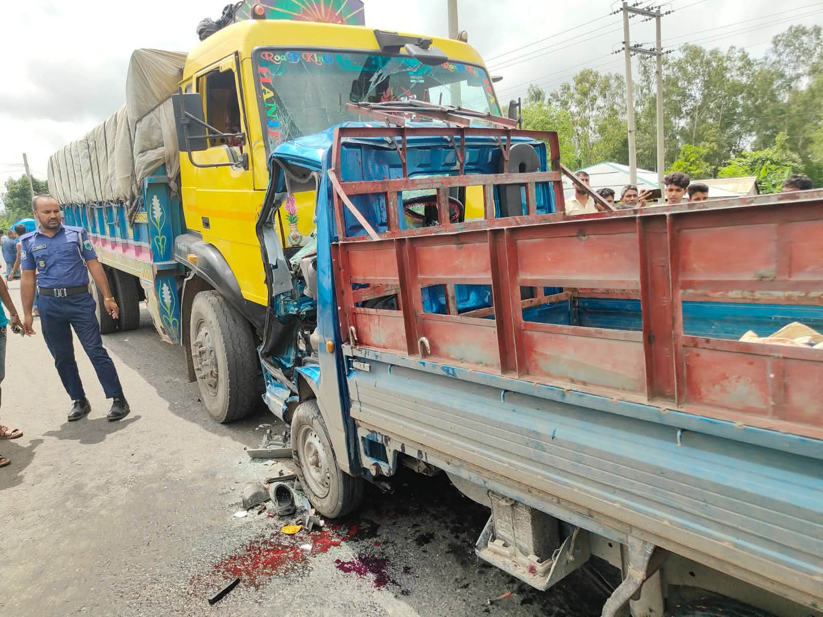 বগুড়ার মহাসড়কে ট্রাক ও পিকআপের সামনাসামনি সংঘর্ষে চারজন প্রাণ হারান