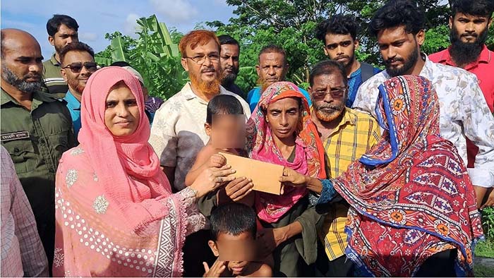 চুল বিক্রি করে ঘর ভাড়া মেটানো রেহানার পাশে দাঁড়ালেন প্রতিমন্ত্রী