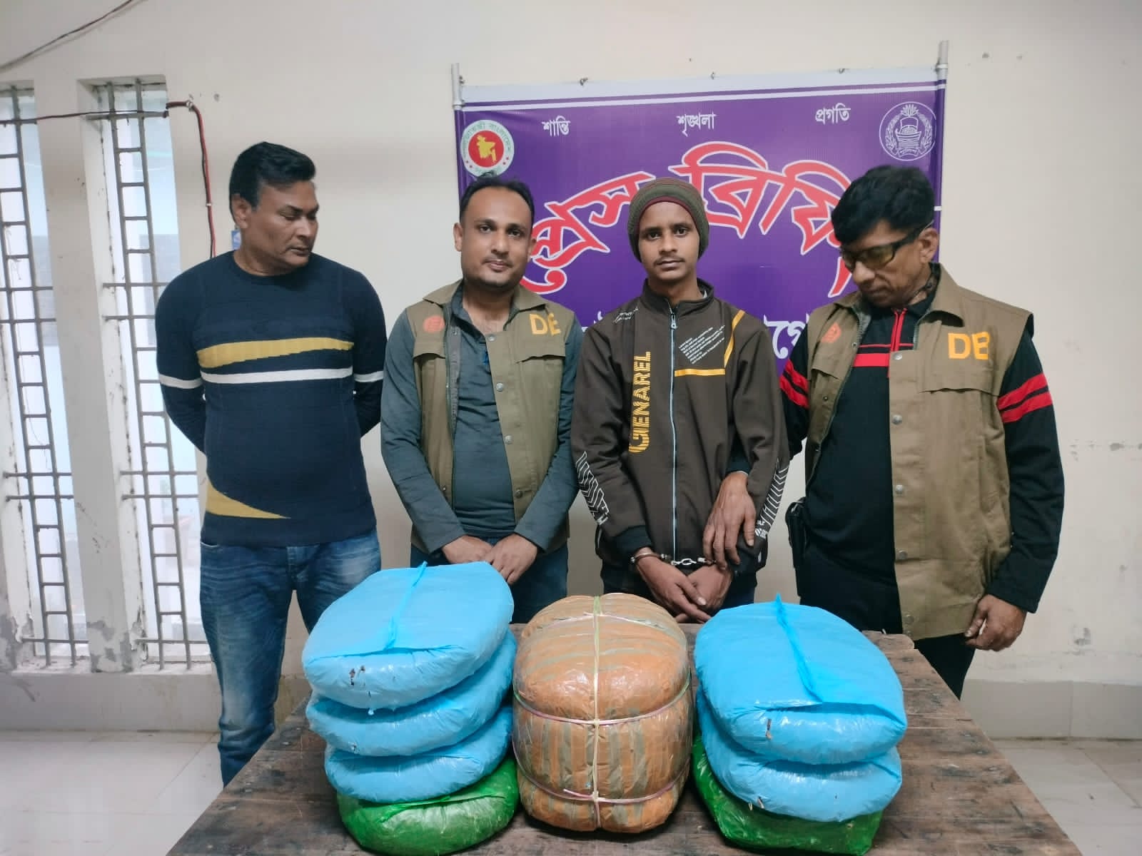 বাগেরহাটে ১২ কেজি গাঁজাসহ আটক ১