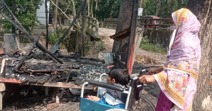 মাদারীপুরে অগ্নিকাণ্ডে নিঃস্ব শারীরিক প্রতিবন্ধী কাঞ্চনের মুদি দোকান