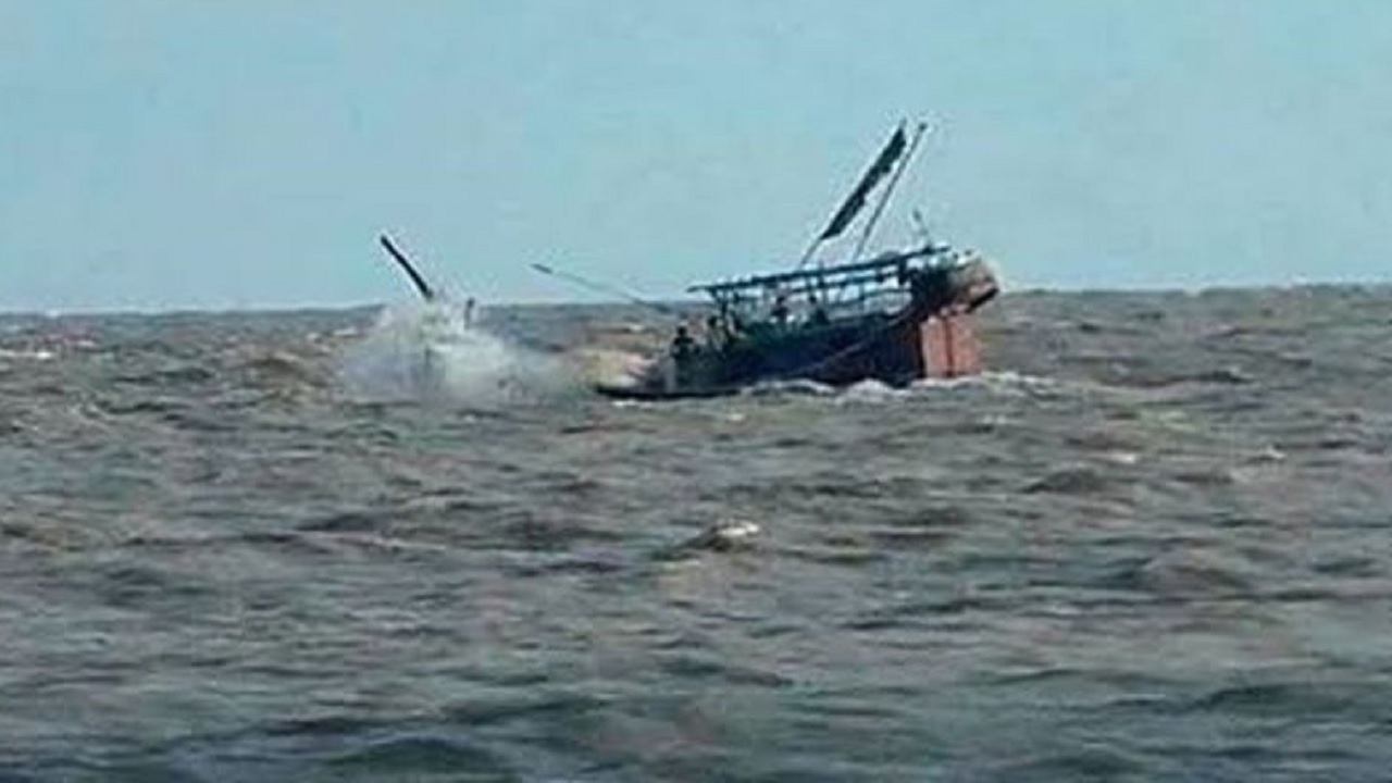 হাতিয়ায় উত্তাল সাগরে ৩ ট্রলার ডুবি, ৫০ জেলে উদ্ধার