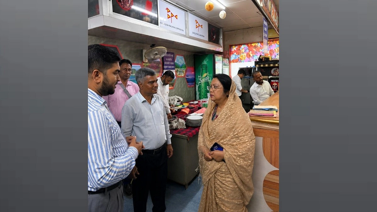বিনা পূর্বঘোষণায় সচিবালয় ক্যানটিন পরিদর্শনে পর্যটন মন্ত্রী