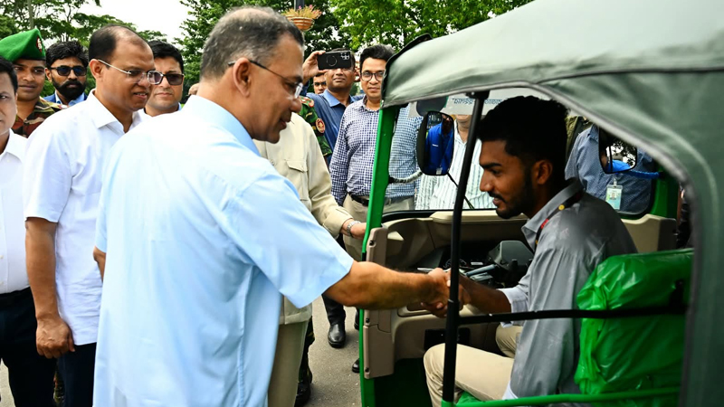জুলাই বিপ্লবের দুই যোদ্ধার কর্মসংস্থানের দায়িত্ব নিলেন প্রধানমন্ত্রী