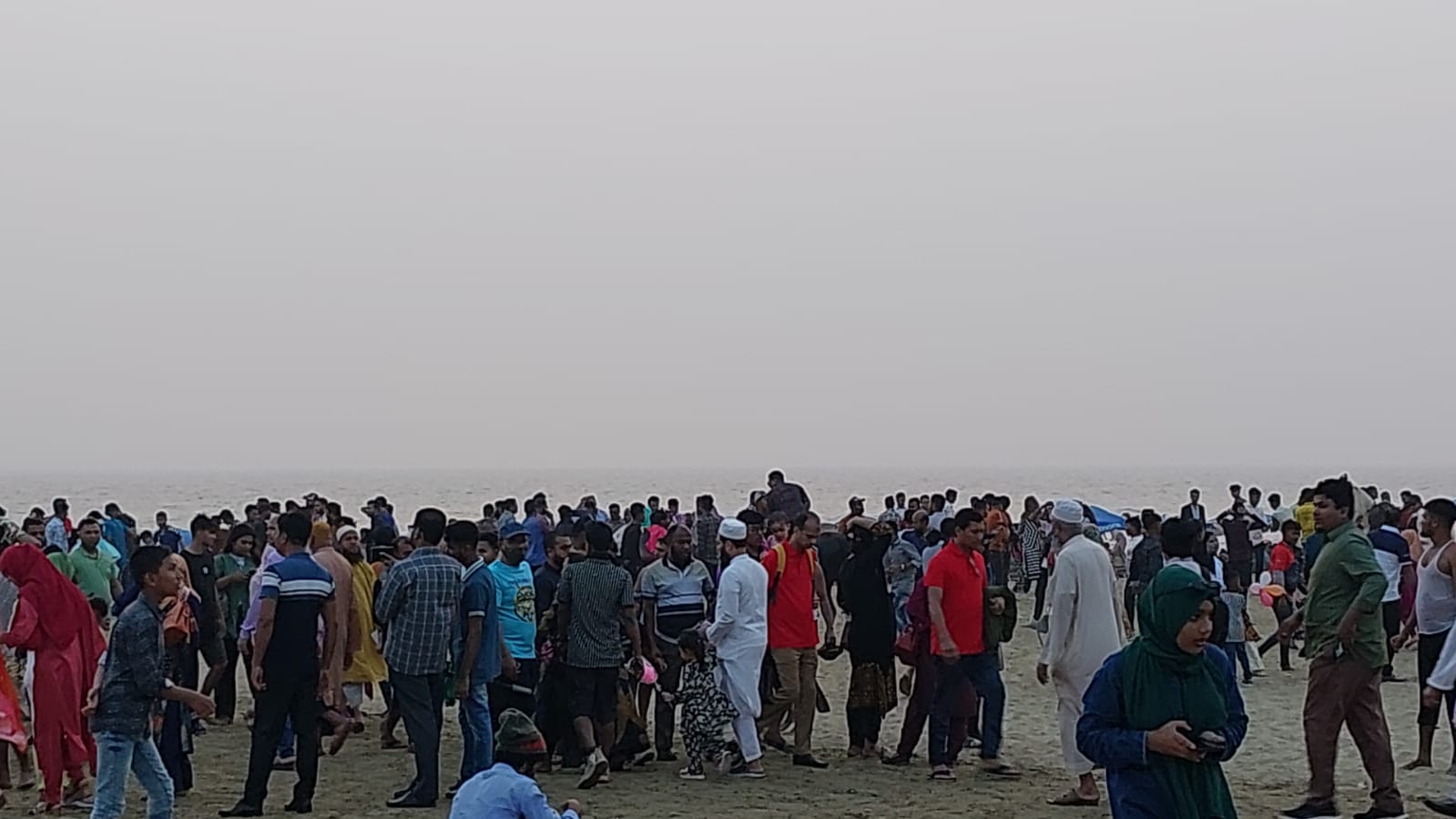 পর্যটকদের উপচে পড়া ভিড় কক্সবাজারে, হোটেলগুলোতে নেই তিল ধারণের জায়গা